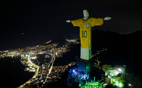 In Rio wird zu Ehren von Pelé die Christusstatue mit einem Trikot beleuchtet. - Foto: Bruna Prado/AP