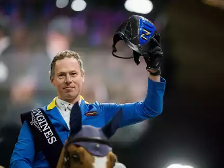 Christian Ahlmann feiert mit Mandato van de Neerheide nach seinem Sieg. - Foto: Jasper Jacobs/Belga/dpa