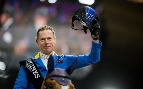 Christian Ahlmann feiert mit Mandato van de Neerheide nach seinem Sieg. - Foto: Jasper Jacobs/Belga/dpa