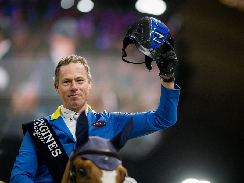 Christian Ahlmann feiert mit Mandato van de Neerheide nach seinem Sieg. - Foto: Jasper Jacobs/Belga/dpa
