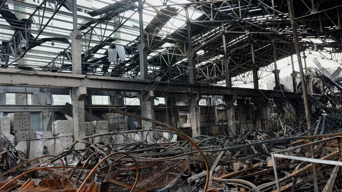 Ein zerstörtes Lagerhaus in Kiew. - Bild: Aleksandr Gusev/SOPA Images/ZUMA Press Wire/dpa