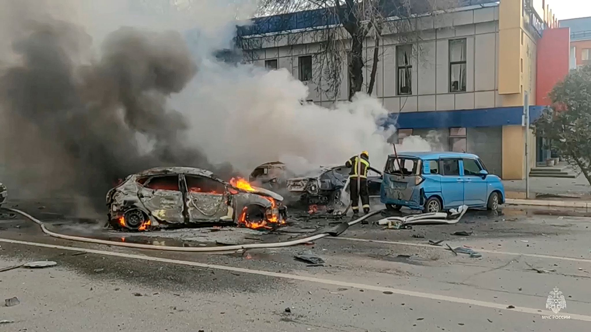 Feuerwehrleute löschen in Belgorod brennende Autos. - Foto: Russia Emergency Situations Ministry telegram channel/AP/dpa