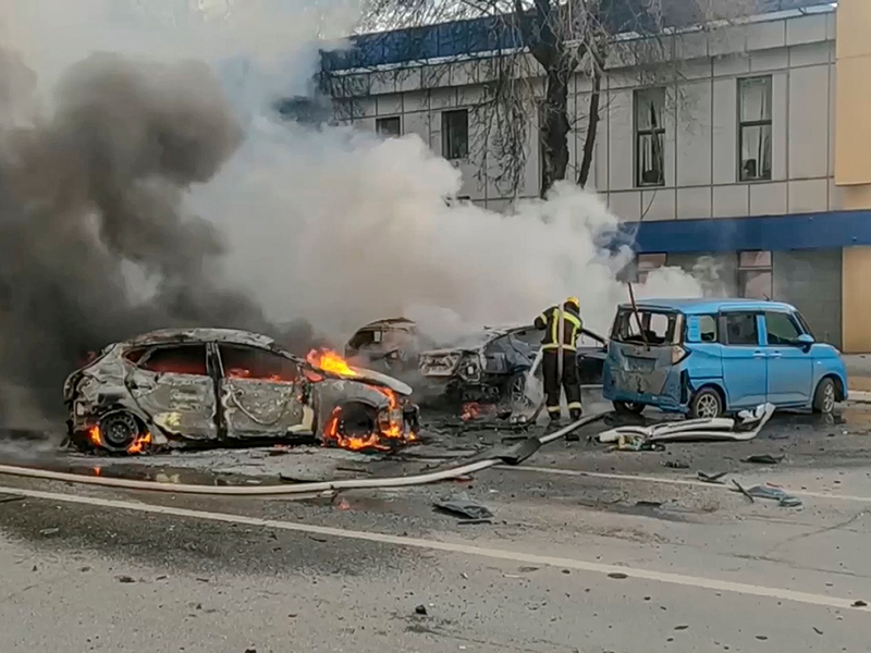 Feuerwehrleute löschen in Belgorod brennende Autos. - Foto: Russia Emergency Situations Ministry telegram channel/AP/dpa