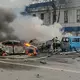 Feuerwehrleute löschen in Belgorod brennende Autos. - Bild: Russia Emergency Situations Ministry telegram channel/AP/dpa