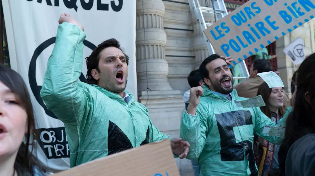 Pio Marmaï als Albert und Jonathan Cohen (r) als Bruno in einer Szene des Films Black Friday For Future. - Bild: Carole Bethuel/Weltkino/dpa