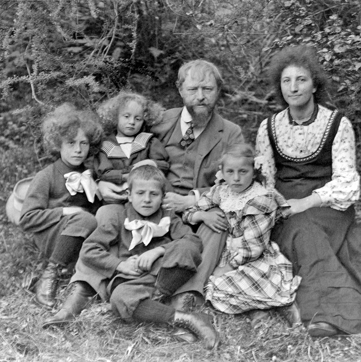 Giovanni Giacometti (3.v.r.) und Annetta Giacometti (r) mit ihren vier Kindern auf einem Archivbild von 1909 aus dem Dokumentarfilm  