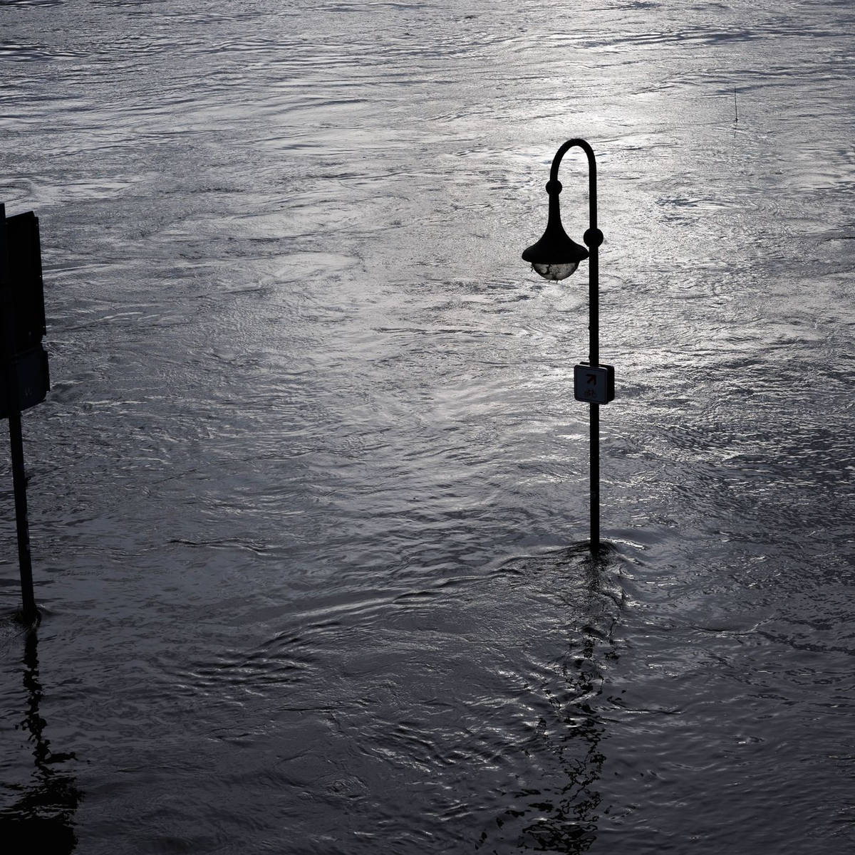 In Minden (Nordrhein-Westfalen) ist die Weser über die Ufer getreten, - Foto: Friso Gentsch/dpa