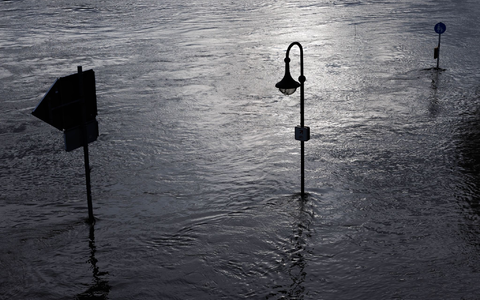 In Minden (Nordrhein-Westfalen) ist die Weser über die Ufer getreten, - Foto: Friso Gentsch/dpa