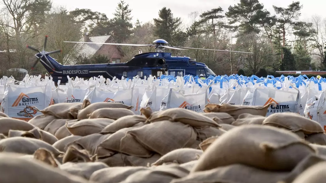 Sandsäcke und Bigbacks liegen bereit, um mit einem Hubschrauber an die Hunte (Oldenburg/Niederschsen) gebracht zu werden. - Bild: Jörn Hüneke/xoyo/dpa
