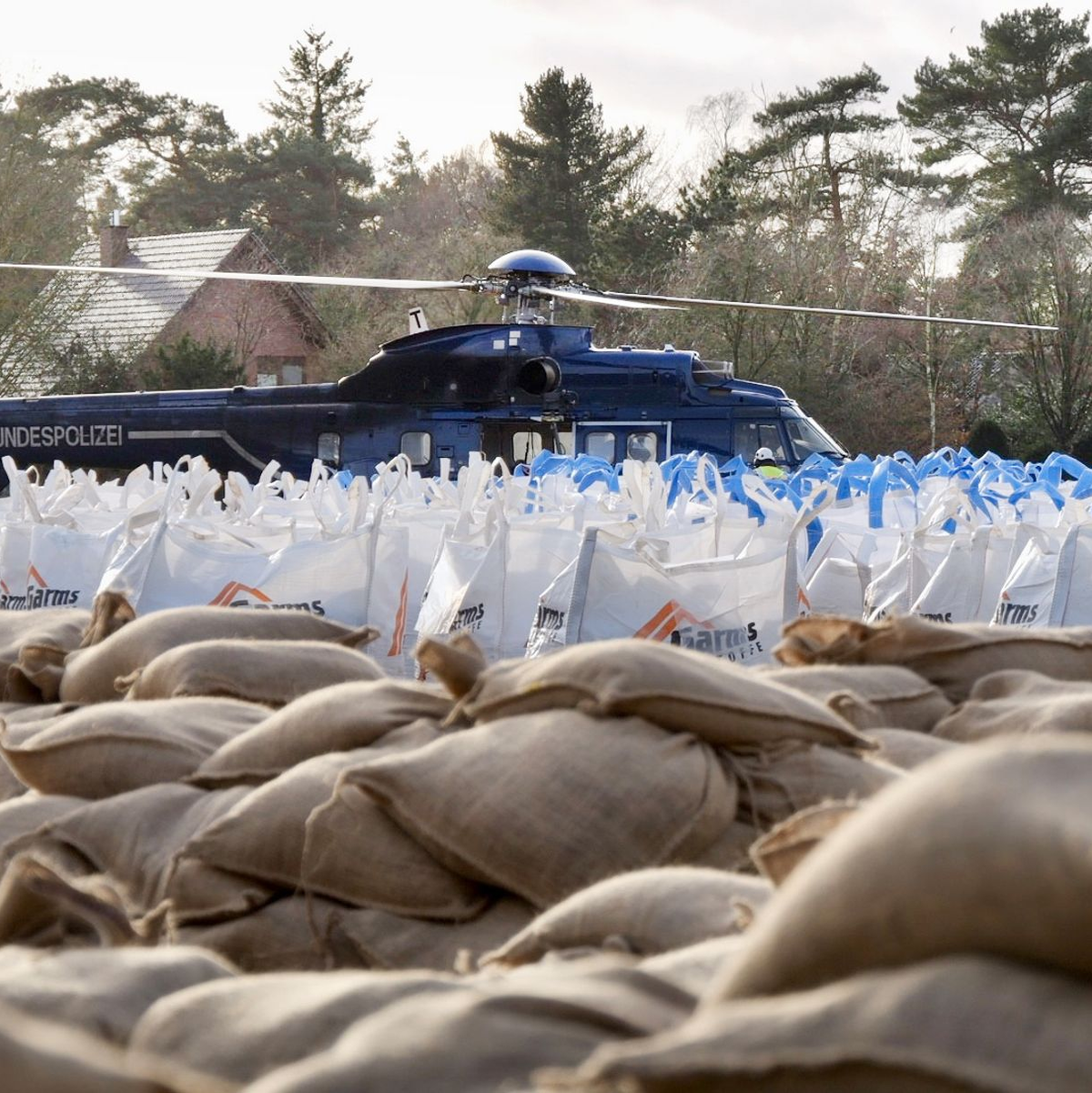 Sandsäcke und Bigbacks liegen bereit, um mit einem Hubschrauber an die Hunte (Oldenburg/Niederschsen) gebracht zu werden. - Foto: Jörn Hüneke/xoyo/dpa
