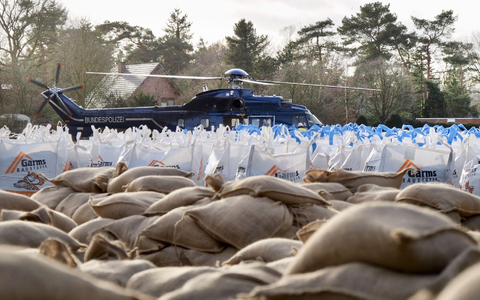 Sandsäcke und Bigbacks liegen bereit, um mit einem Hubschrauber an die Hunte (Oldenburg/Niederschsen) gebracht zu werden. - Foto: Jörn Hüneke/xoyo/dpa