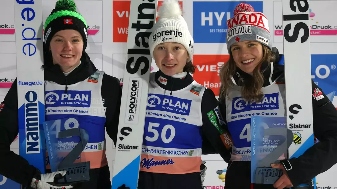 Eirin Maria Kvandal (l-r), Siegerin Nica Prevc und Abigail Strate bei der Siegerehrung. - Bild: Karl-Josef Hildenbrand/dpa