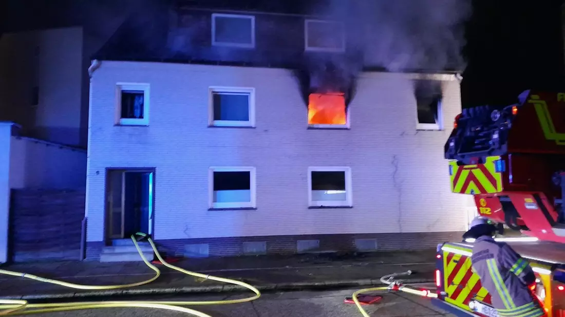 FW Bremerhaven: Feuer in Geestemünde. Feuerwehr rettet zwei Menschen. - Bild: presseportal.de