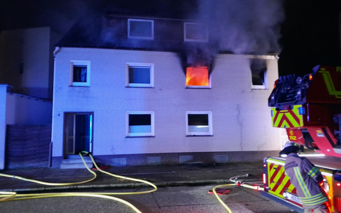 FW Bremerhaven: Feuer in Geestemünde. Feuerwehr rettet zwei Menschen. - Foto: presseportal.de