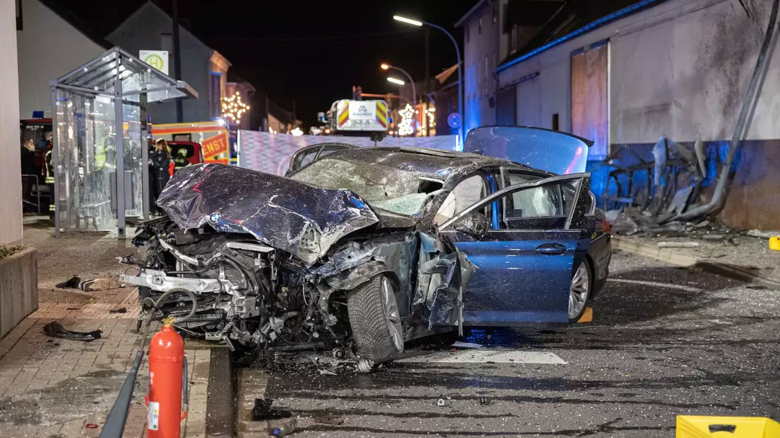 Das schwer beschädigte Fahrzeug an der Bushaltestelle in Niederkassel. - Bild: Vincent Kempf/Vincent Kempf /dpa