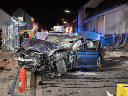 Das schwer beschädigte Fahrzeug an der Bushaltestelle in Niederkassel. - Foto: Vincent Kempf/Vincent Kempf /dpa