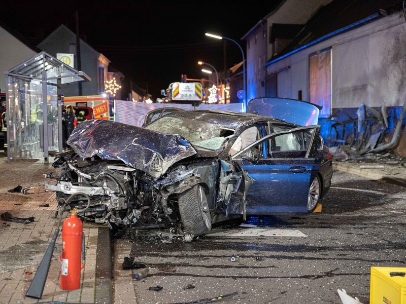Das schwer beschädigte Fahrzeug an der Bushaltestelle in Niederkassel. - Foto: Vincent Kempf/Vincent Kempf /dpa