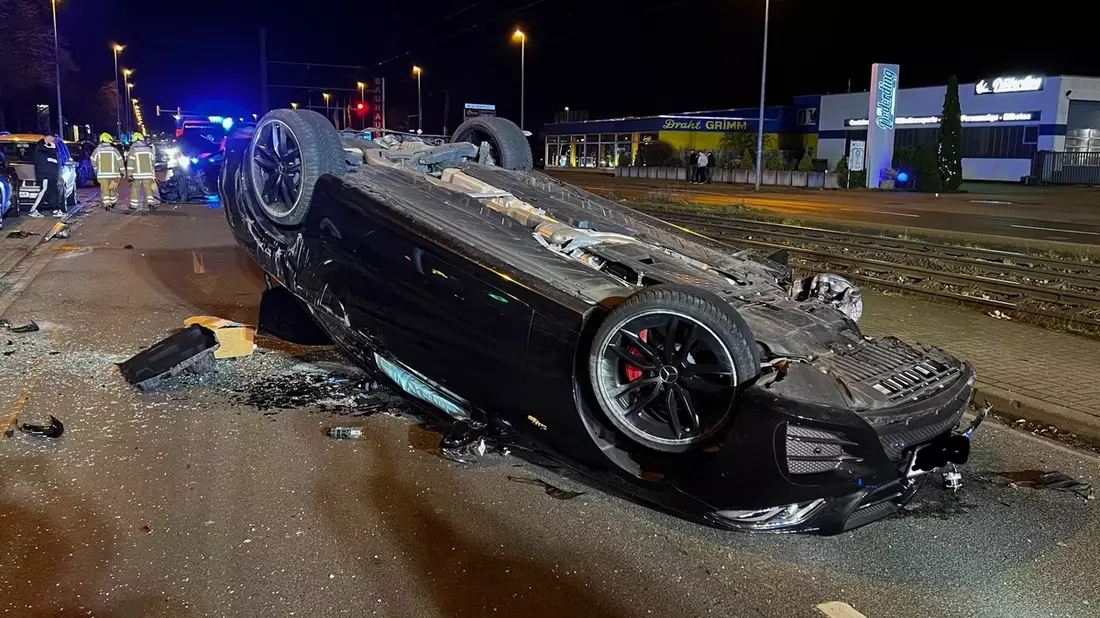 FW Hannover: Schwerer Verkehrsunfall in Hannover-Vinnhorst - Bild: presseportal.de