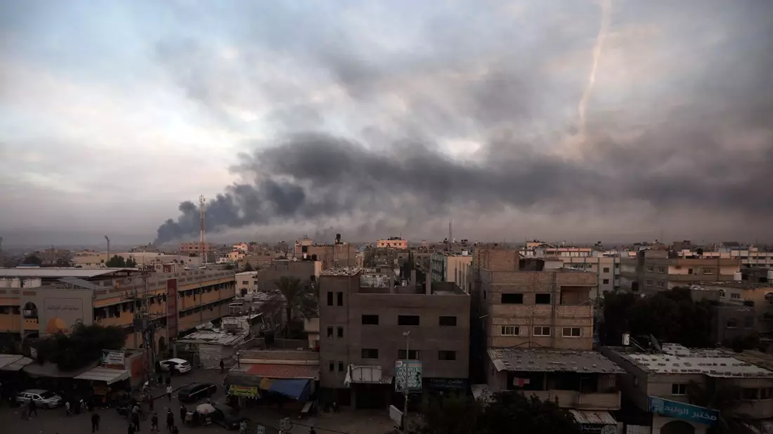 Palästinenser inspizieren die Schäden an einem zerstörten Haus nach israelischen Luftangriffen. - Bild: Mohammed Dahman/AP/dpa