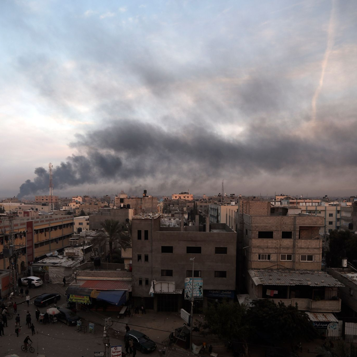 Rauch steigt nach israelischen Angriffen über Chan Junis auf. - Foto: Mohammed Dahman/AP/dpa