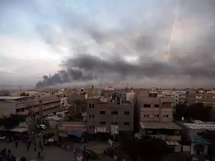 Rauch steigt nach israelischen Angriffen über Chan Junis auf. - Foto: Mohammed Dahman/AP/dpa