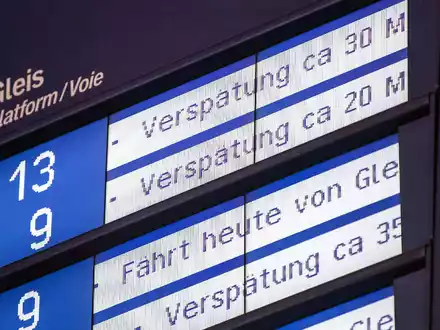 Die Bahn war im vergangenen Jahr so unpünktlich wie noch nie seit der Bahnreform 1994. (Archivbild) - Foto: Fabian Sommer/dpa