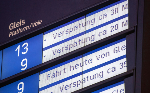 Zu Beginn der Fußball-Europameisterschaft war fast jeder zweite Fernzug der Deutschen Bahn verspätet. (Archivbild) - Foto: Fabian Sommer/dpa