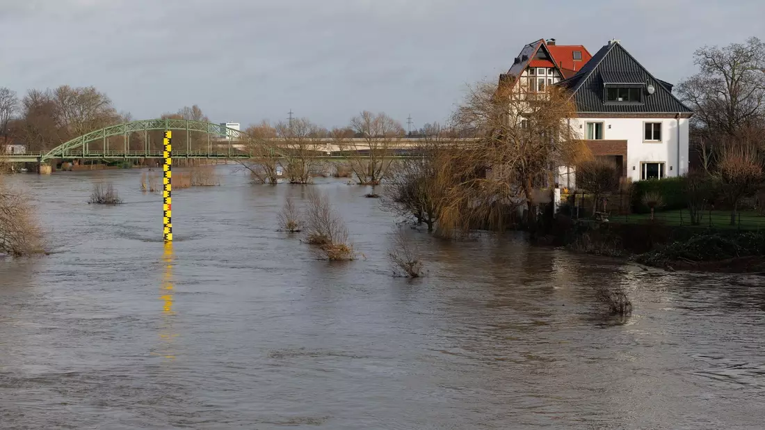 Trotz leichter Entspannung der Pegelstände führen zahlreiche Bäche und Flüsse in Nordrhein-Westfalen weiterhin Hochwasser. - Bild: Friso Gentsch/dpa
