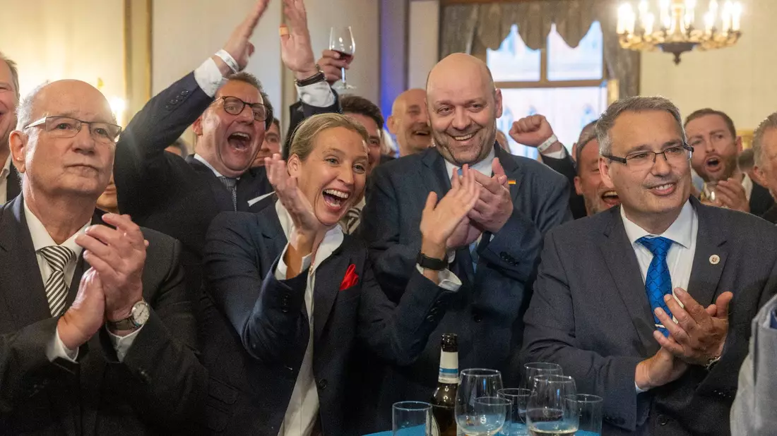 AfD-Chefin Alice Weidel jubelt mit Parteikollegen über Erfolge bei der Landtagswahl in Hessen. - Bild: Helmut Fricke/dpa