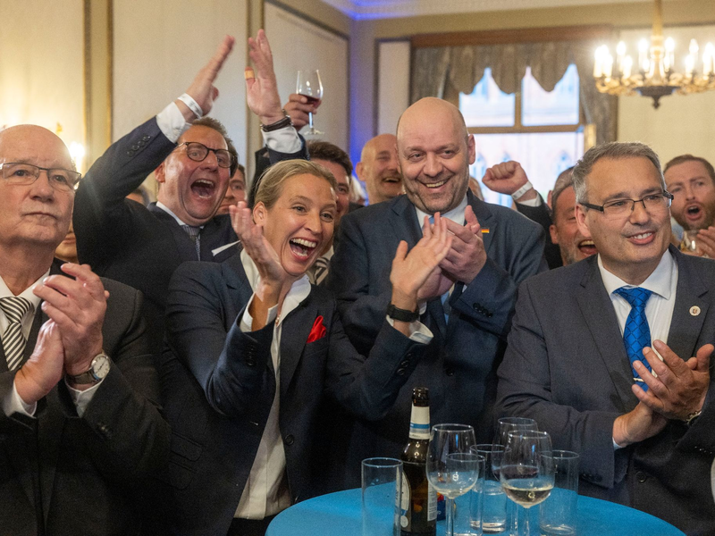 AfD-Chefin Alice Weidel jubelt mit Parteikollegen über Erfolge bei der Landtagswahl in Hessen. - Foto: Helmut Fricke/dpa