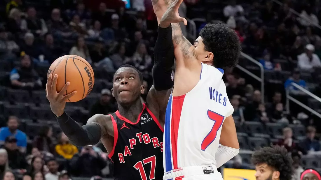 Dennis Schröder (l) spielte zwar stark, aber verlor mit den Toronto Raptors bei den Detroit Pistons. - Bild: Carlos Osorio/AP