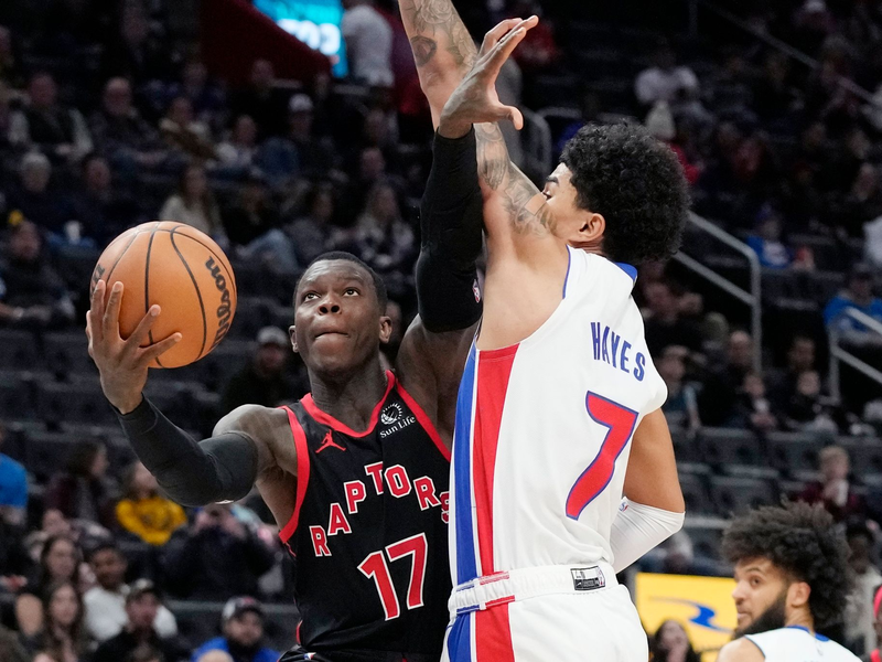 Dennis Schröder (l) spielte zwar stark, aber verlor mit den Toronto Raptors bei den Detroit Pistons. - Foto: Carlos Osorio/AP