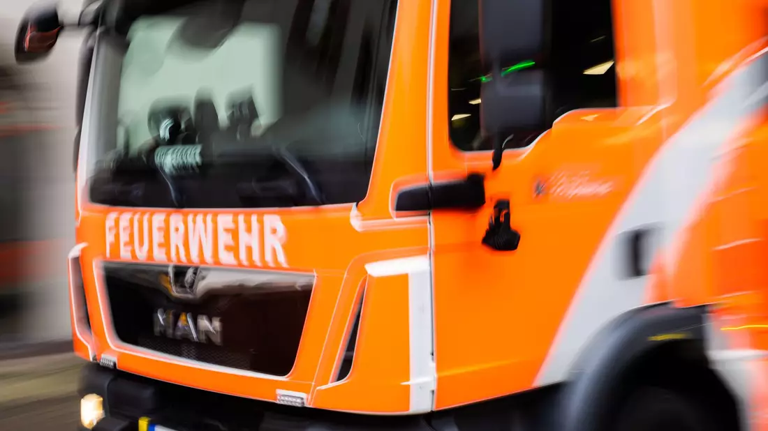 Ein Fahrzeug der Berliner Feuerwehr fährt zu einem Einsatz. - Bild: Christoph Soeder/dpa