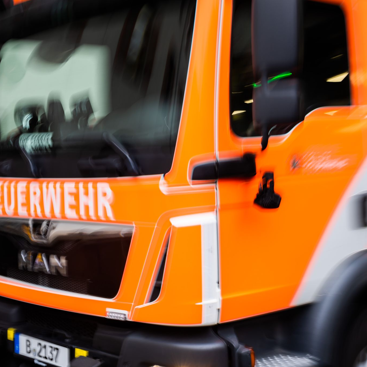 Ein Fahrzeug der Berliner Feuerwehr fährt zu einem Einsatz. - Foto: Christoph Soeder/dpa