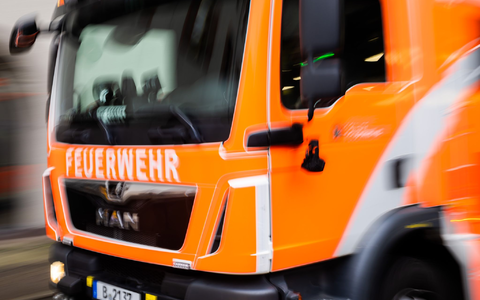 Ein Fahrzeug der Berliner Feuerwehr fährt zu einem Einsatz. - Foto: Christoph Soeder/dpa