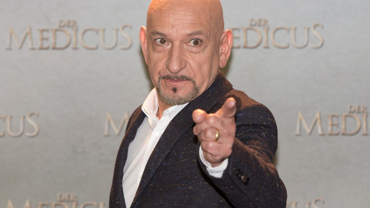 Der britische Schauspieler Ben Kingsley wird 80. - Foto: Jörg Carstensen/dpa