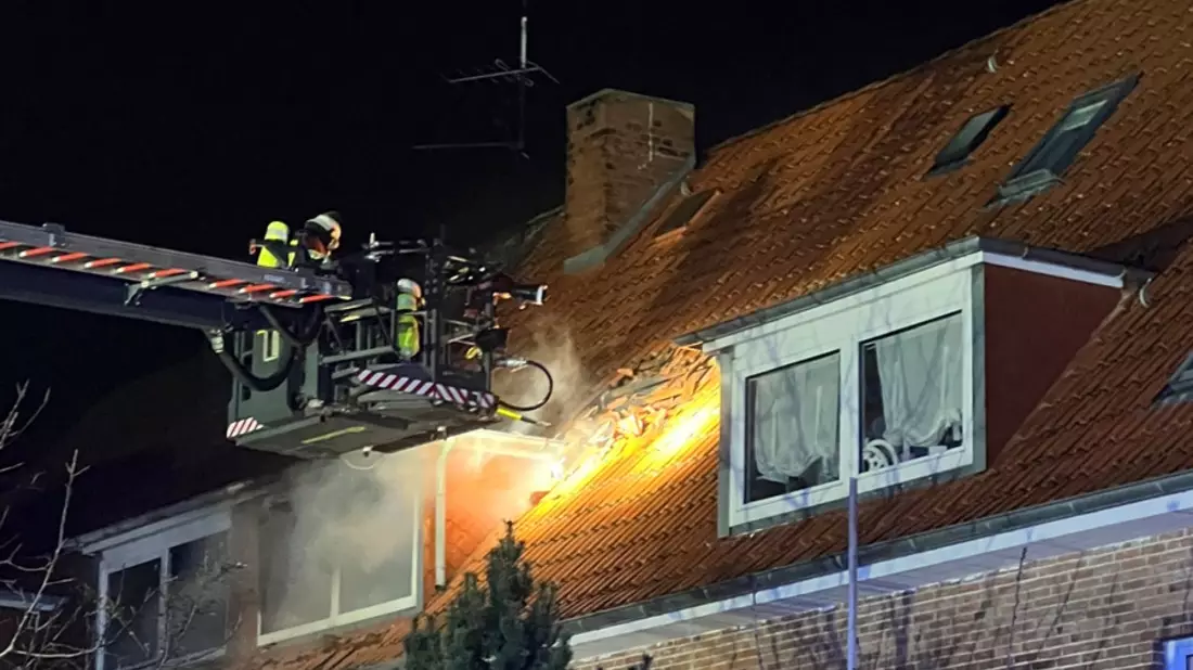FW-PLÖ: Wohnungsbrand in Mönkeberg, personalintensive Brandbekämpfung im Dachbereich - Bild: presseportal.de