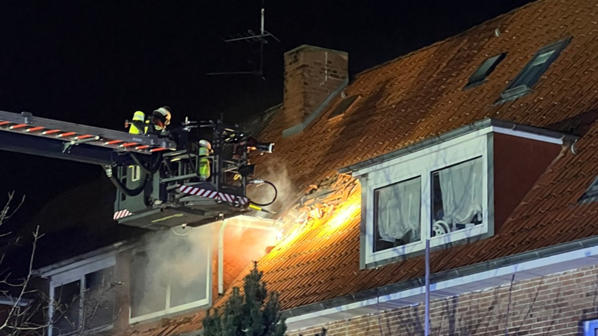 FW-PLÖ: Wohnungsbrand in Mönkeberg, personalintensive Brandbekämpfung im Dachbereich - Foto: presseportal.de