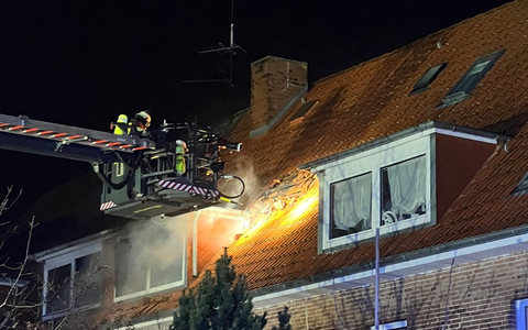 FW-PLÖ: Wohnungsbrand in Mönkeberg, personalintensive Brandbekämpfung im Dachbereich - Foto: presseportal.de