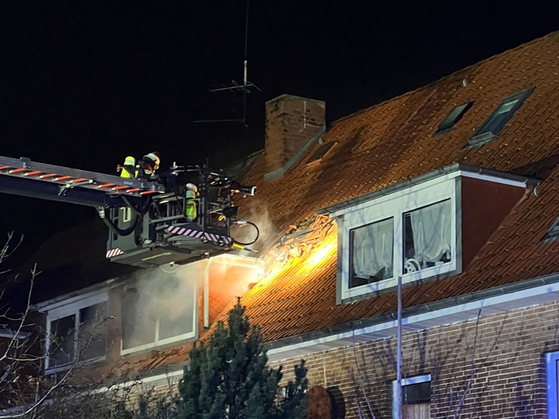FW-PLÖ: Wohnungsbrand in Mönkeberg, personalintensive Brandbekämpfung im Dachbereich - Foto: presseportal.de