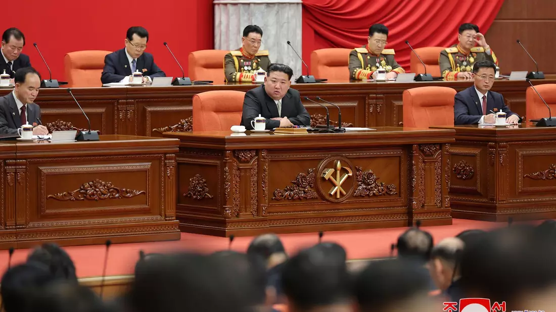 Nordkoreas Machthaber Kim Jong Un nimmt an der Jahresendsitzung des Zentralkomitees der herrschenden Arbeiterpartei teil. - Bild: Uncredited/KCNA/KNS/dpa