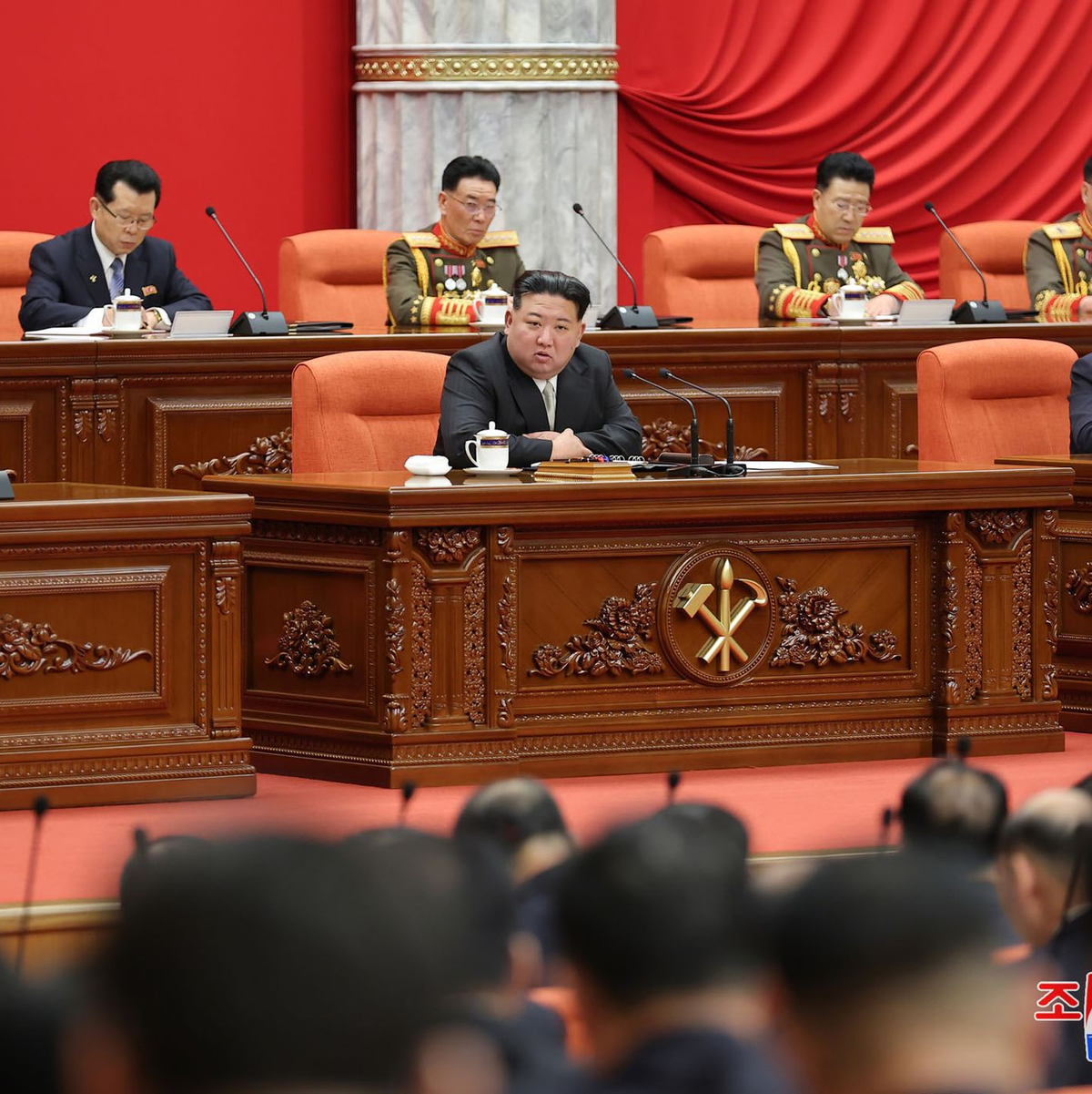 Nordkoreas Machthaber Kim Jong Un nimmt an der Jahresendsitzung des Zentralkomitees der herrschenden Arbeiterpartei teil. - Foto: Uncredited/KCNA/KNS/dpa