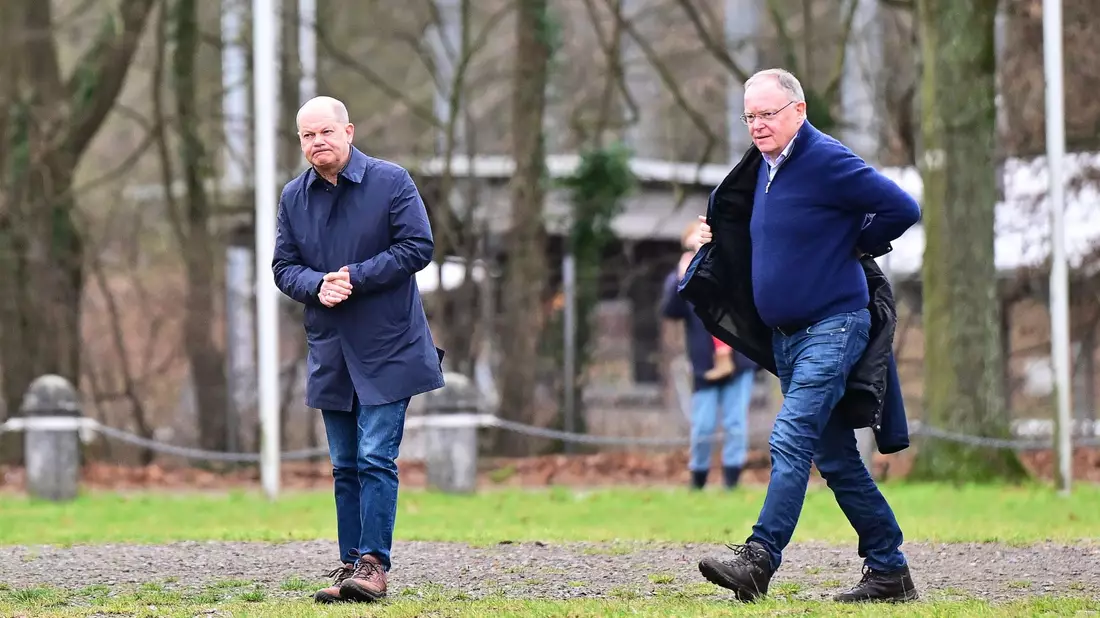 Bundeskanzler Olaf Scholz tauscht sich in Verden/Aller mit Einsatzkräften der Deutschen Lebens-Rettungs-Gesellschaft (DLRG) aus. - Bild: Philipp Schulze/dpa