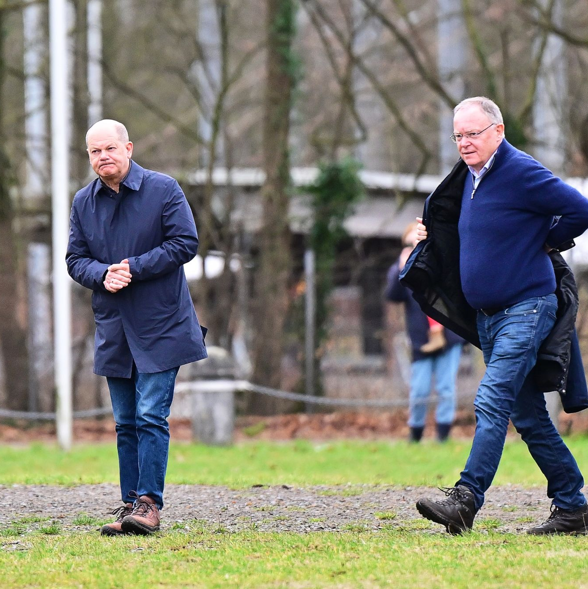 Bundeskanzler Olaf Scholz tauscht sich in Verden/Aller mit Einsatzkräften der Deutschen Lebens-Rettungs-Gesellschaft (DLRG) aus. - Foto: Philipp Schulze/dpa