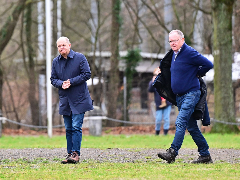 Bundeskanzler Olaf Scholz tauscht sich in Verden/Aller mit Einsatzkräften der Deutschen Lebens-Rettungs-Gesellschaft (DLRG) aus. - Foto: Philipp Schulze/dpa