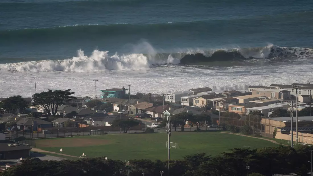Riesige Wellen an der Küste von Pacifica nahe San Francisco. - Bild: Li Jianguo/XinHua/dpa