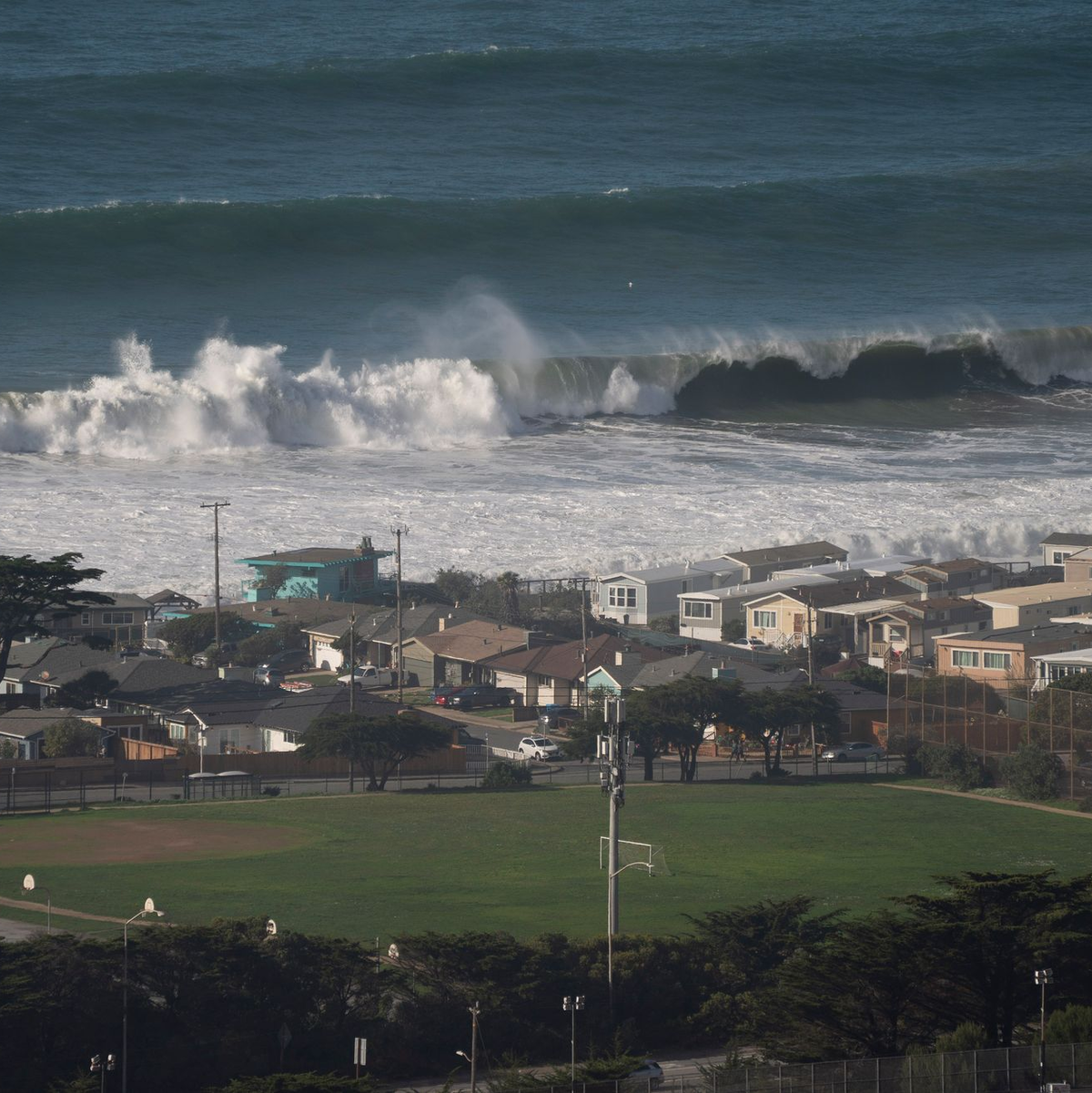 Riesige Wellen an der Küste von Pacifica nahe San Francisco. - Foto: Li Jianguo/XinHua/dpa