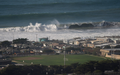 Riesige Wellen an der Küste von Pacifica nahe San Francisco. - Foto: Li Jianguo/XinHua/dpa