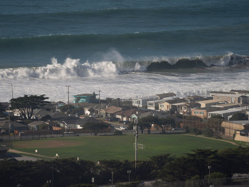 Riesige Wellen an der Küste von Pacifica nahe San Francisco. - Foto: Li Jianguo/XinHua/dpa