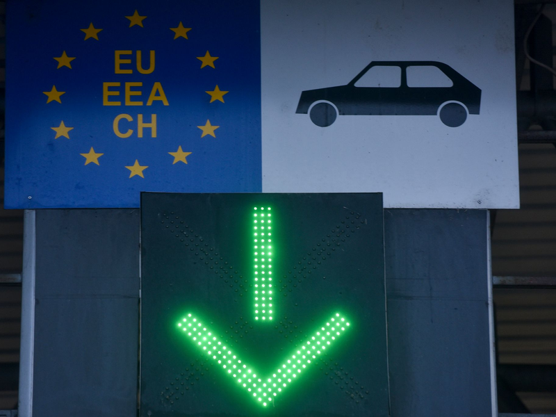 Reisende müssen an der Landgrenze zu Bulgarien und Rumänien bald keinen Reisepass mehr vorzeigen. (Archivbild) - Foto: Uncredited/AP/dpa